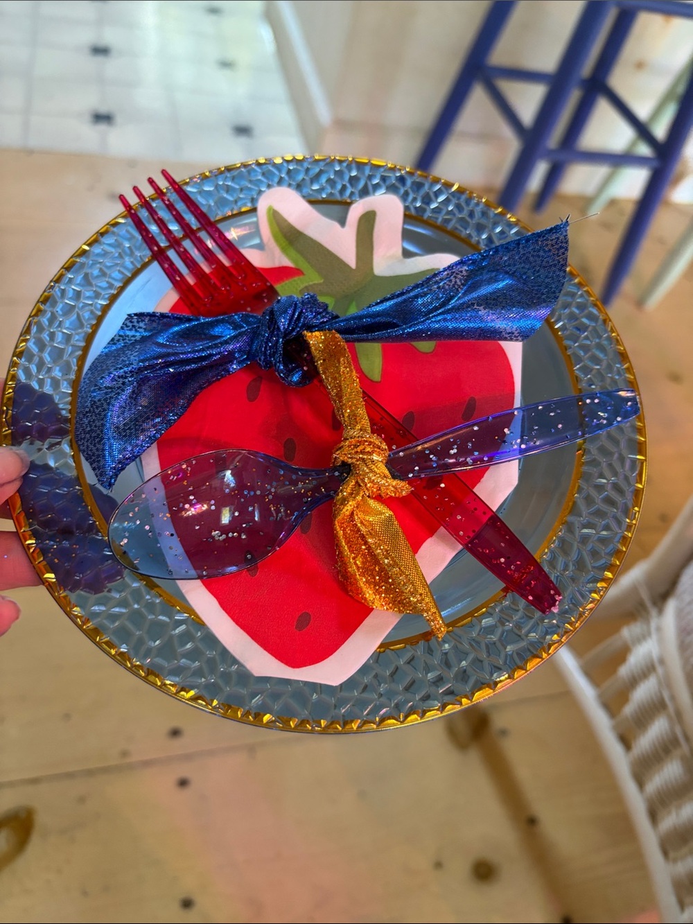 Blue and Gold Decorative Plastic Dinner Plate with Strawberry Napkin
